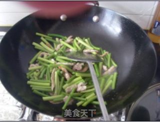 黑木耳炒蒜苗的做法步骤：4