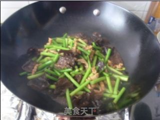 黑木耳炒蒜苗的做法步骤：5