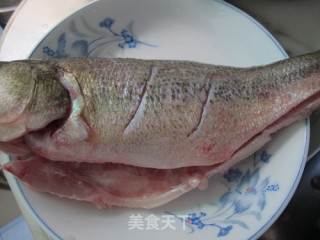 锡纸鲈鱼的做法步骤：1