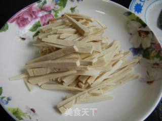 茶干胡萝卜丝炒韭菜的做法步骤：2