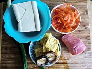 韩式火腿泡菜豆腐汤的做法步骤：1