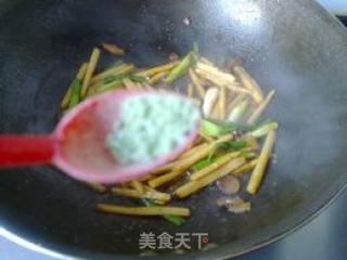 腊肉炒冬笋的做法步骤：9
