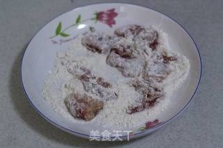 粤菜之经典的一道酸甜可口的开胃菜——【菠萝咕咾肉】的做法步骤：7