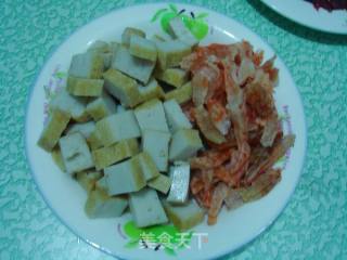 西芹虾干炒鱼饼的做法步骤：1