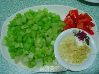 西芹虾干炒鱼饼的做法步骤：2