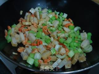 西芹虾干炒鱼饼的做法步骤：5