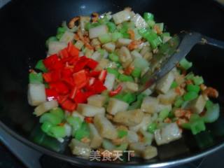 西芹虾干炒鱼饼的做法步骤：6