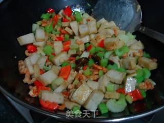 西芹虾干炒鱼饼的做法步骤：7