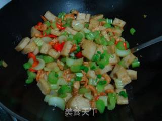 西芹虾干炒鱼饼的做法步骤：8