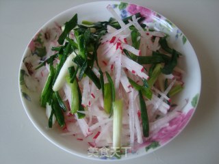 时令小菜----小葱拌萝卜的做法步骤：4