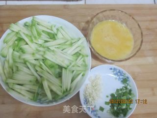 西葫芦煸鸡蛋的做法步骤：2