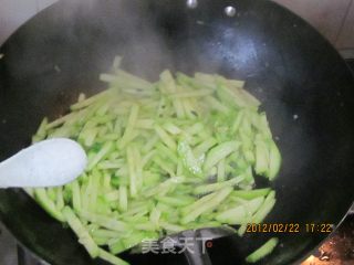 西葫芦煸鸡蛋的做法步骤：6