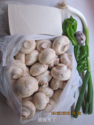 口蘑烩豆腐的做法步骤：1