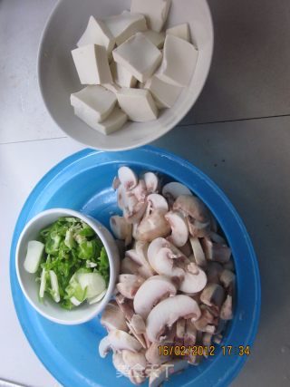 口蘑烩豆腐的做法步骤：2