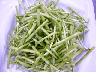 芦蒿炒臭干的做法步骤：2
