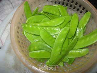 荷兰豆炒肉的做法步骤：2