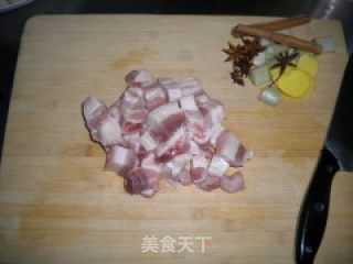 红烧肉炖土豆的做法步骤：1