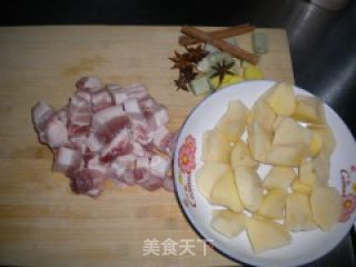 红烧肉炖土豆的做法步骤：2