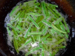 茄子烧豆角的做法步骤：2