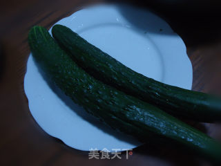 简单鲜美的一道捞拌菜------黄瓜拌榛蘑的做法步骤：1
