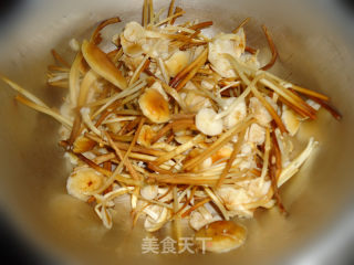 简单鲜美的一道捞拌菜------黄瓜拌榛蘑的做法步骤：2
