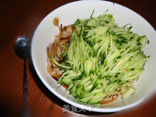 简单鲜美的一道捞拌菜------黄瓜拌榛蘑的做法步骤：4