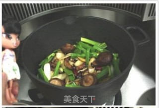 小熊铸铁锅年糕大闸蟹 干锅的做法步骤：1