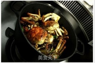 小熊铸铁锅年糕大闸蟹 干锅的做法步骤：2