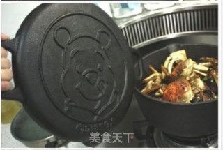 小熊铸铁锅年糕大闸蟹 干锅的做法步骤：3