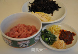 好下饭的鱼香肉丝的做法步骤：2