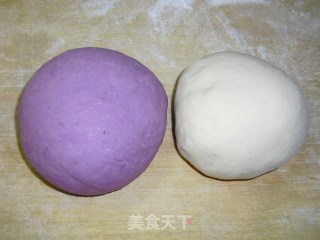 双色冠顶豆沙包的做法步骤：2