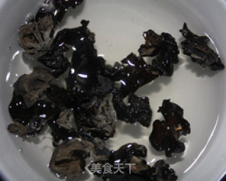 木耳炝荷兰豆的做法步骤：1
