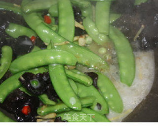 木耳炝荷兰豆的做法步骤：12