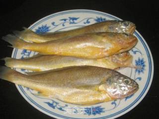 黄花鱼炖豆腐的做法步骤：1