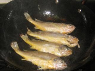 黄花鱼炖豆腐的做法步骤：4