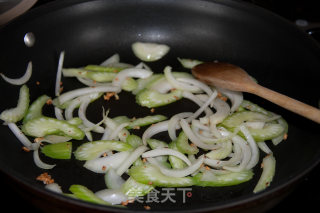 青红辣椒炒鸭丝的做法步骤：3