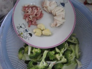 西兰花炒腊肉的做法步骤：1