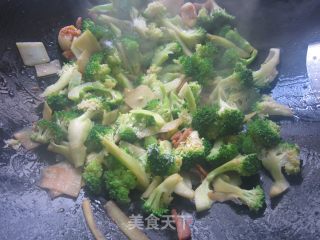 西兰花炒腊肉的做法步骤：6