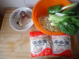 菜肉炒乌冬面的做法步骤：1
