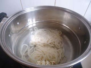 菜肉炒乌冬面的做法步骤：2