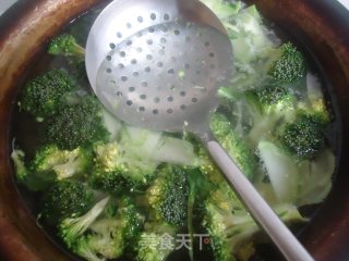 西兰花炒肉的做法步骤：1