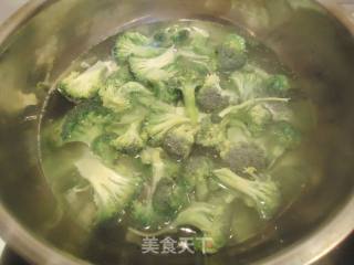 蒜蓉西兰花的做法步骤：1