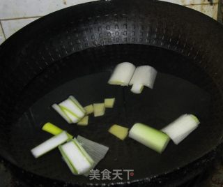 清蒸鲈鱼的做法步骤：2