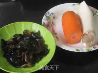 黑木耳炒杏鲍菇的做法步骤：1