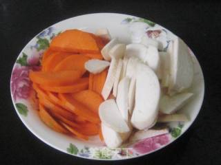黑木耳炒杏鲍菇的做法步骤：2