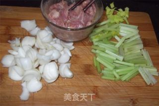 西芹炒百合的做法步骤：2