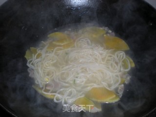 南瓜香肠面条的做法步骤：11