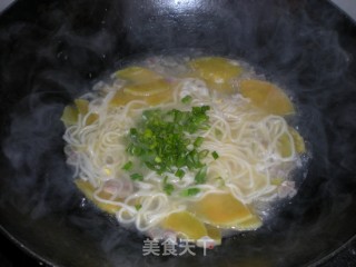 南瓜香肠面条的做法步骤：12