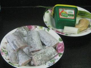 豆瓣酱烧带鱼的做法步骤：1