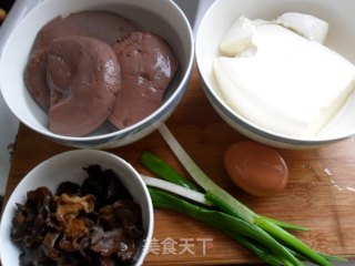 酸辣鸭血豆腐汤的做法步骤：1